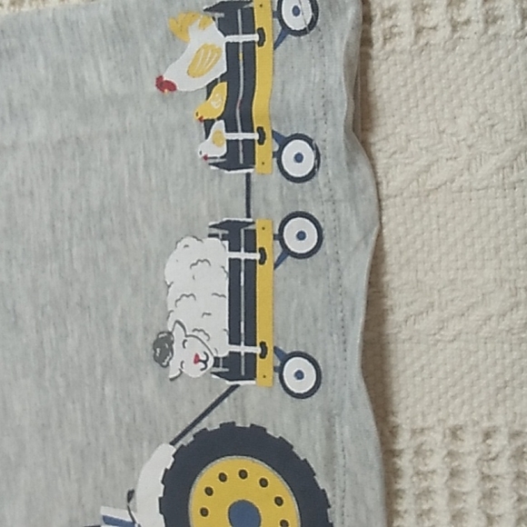 Macy's Girls First Impression 3-6 months in gray tshirt farm cow, sheep & chicks - Picture 3 of 7